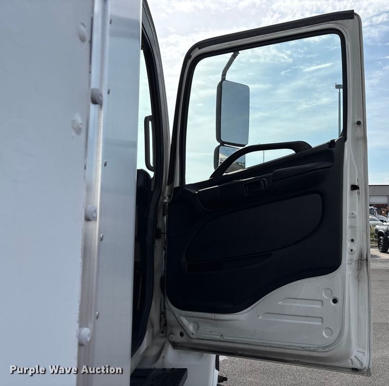 image for item EC4390 2017 Hino 268 box truck