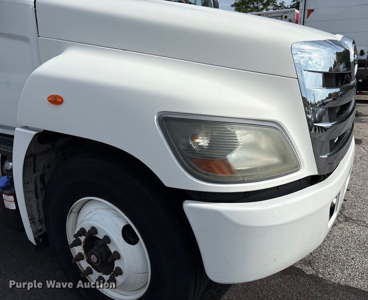 image for item EC4391 2017 Hino 268 box truck