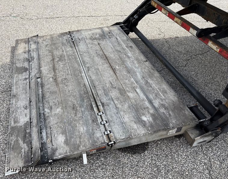 image for item EC4391 2017 Hino 268 box truck