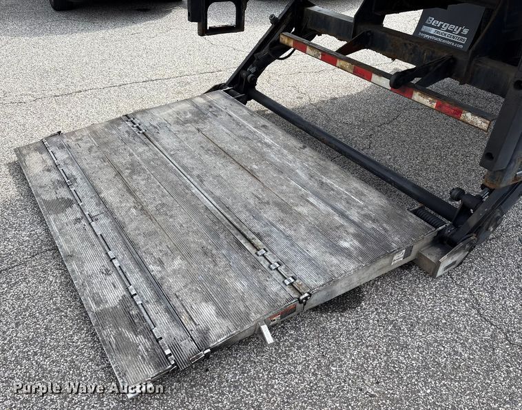 image for item EC4391 2017 Hino 268 box truck