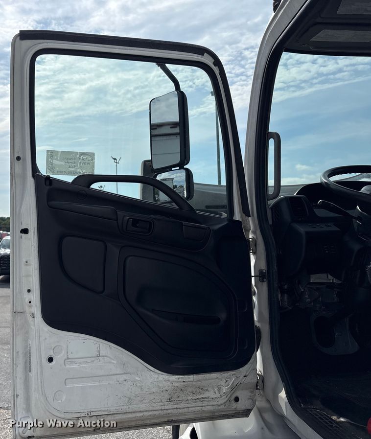 image for item EC4391 2017 Hino 268 box truck