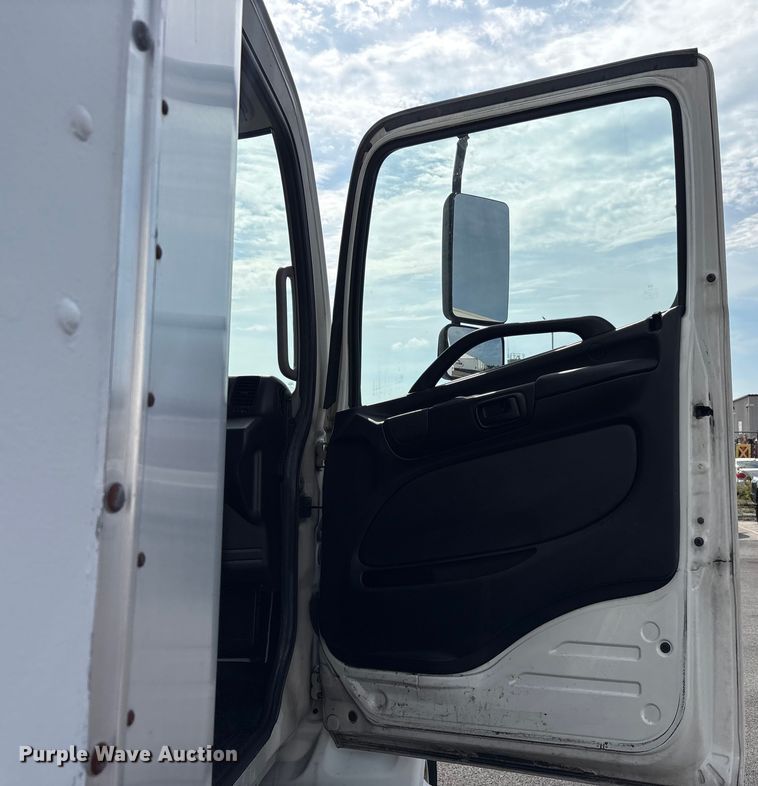 image for item EC4391 2017 Hino 268 box truck