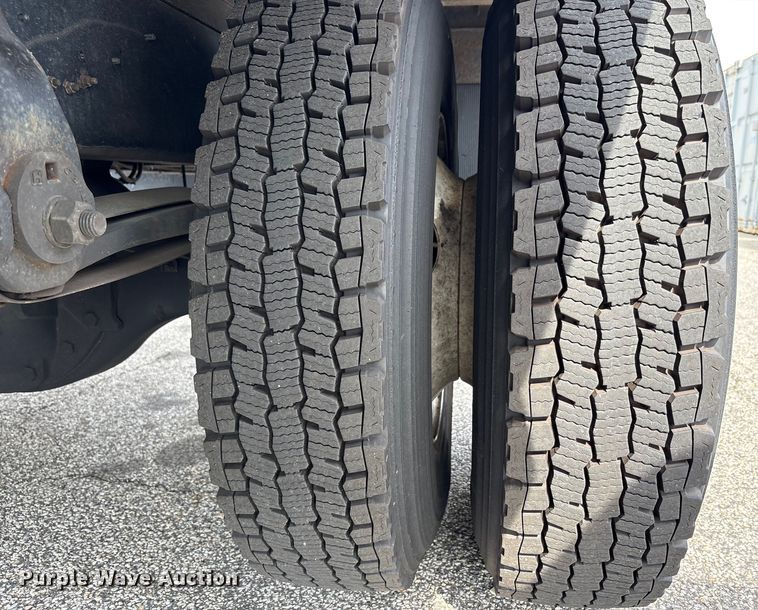 image for item EC4391 2017 Hino 268 box truck