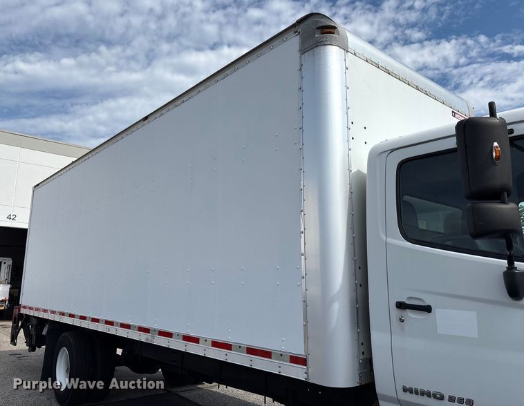 image for item EC4392 2017 Hino 268 box truck