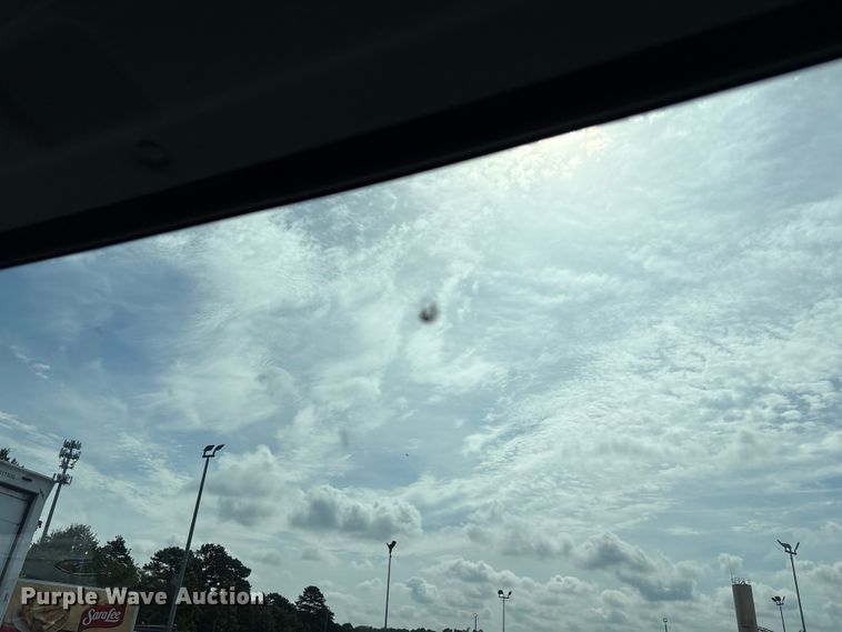 image for item EC4392 2017 Hino 268 box truck