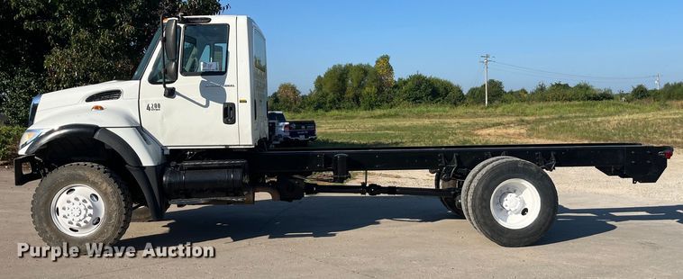 image for item ED2195 2006 International 7300  truck cab and chassis