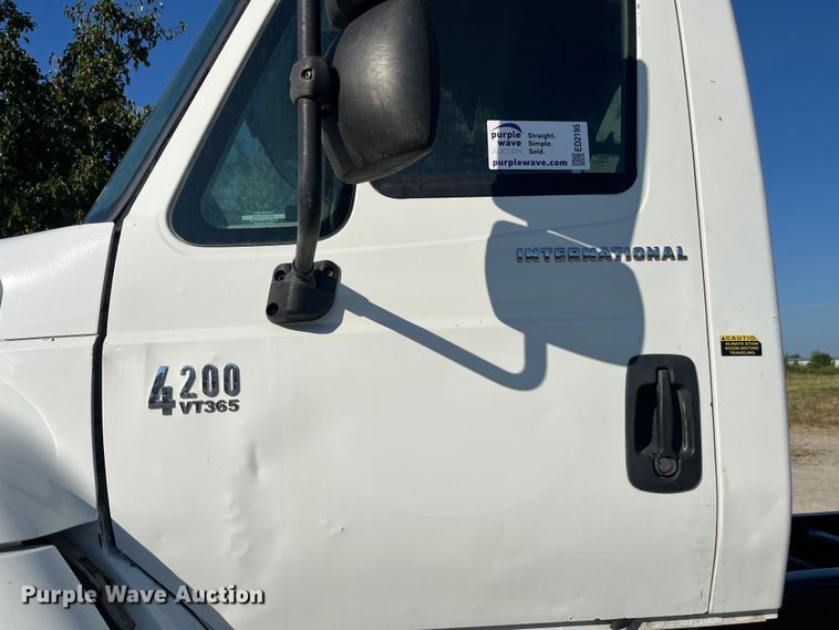 image for item ED2195 2006 International 7300  truck cab and chassis