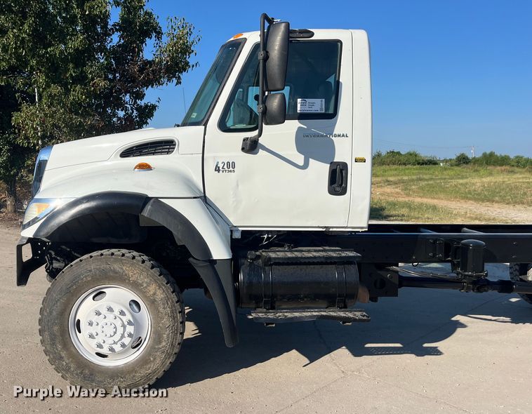 image for item ED2195 2006 International 7300  truck cab and chassis