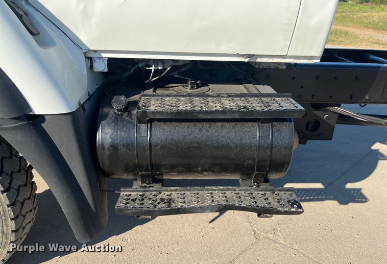 image for item ED2195 2006 International 7300  truck cab and chassis