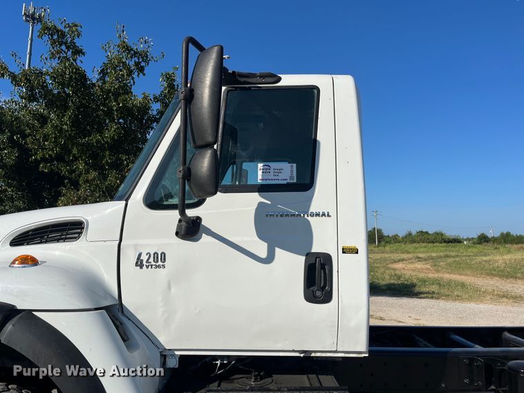 image for item ED2195 2006 International 7300  truck cab and chassis