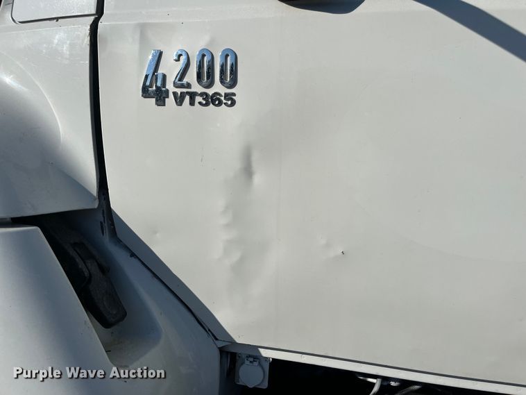 image for item ED2195 2006 International 7300  truck cab and chassis