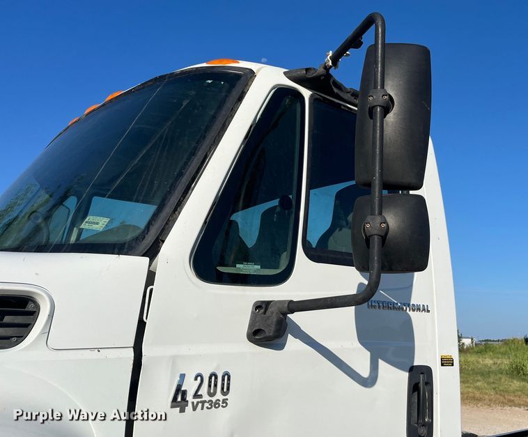 image for item ED2195 2006 International 7300  truck cab and chassis