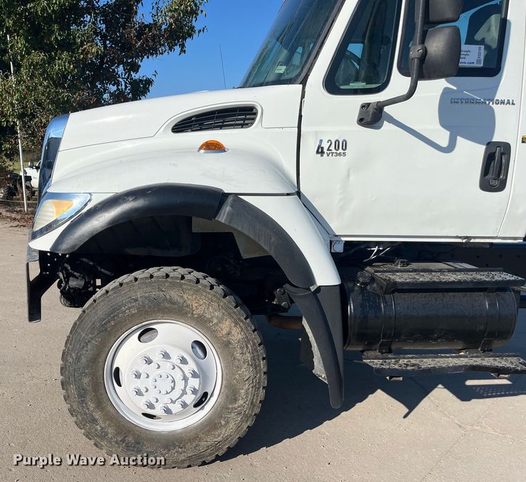 image for item ED2195 2006 International 7300  truck cab and chassis