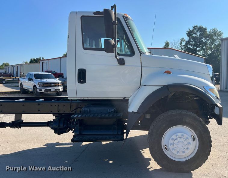 image for item ED2195 2006 International 7300  truck cab and chassis