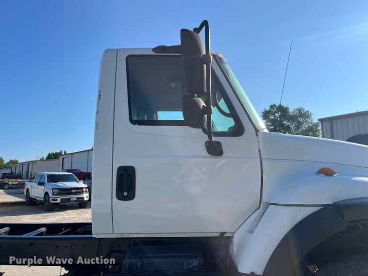image for item ED2195 2006 International 7300  truck cab and chassis