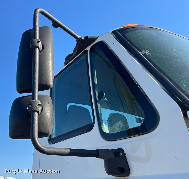 image for item ED2195 2006 International 7300  truck cab and chassis