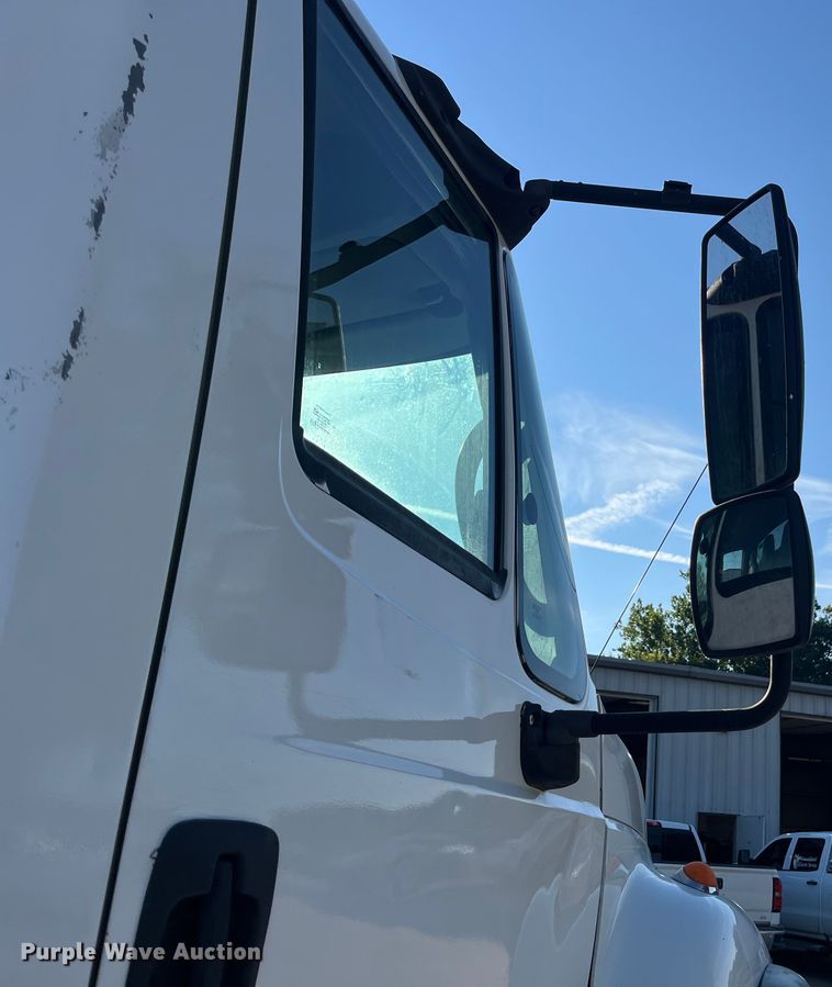 image for item ED2195 2006 International 7300  truck cab and chassis