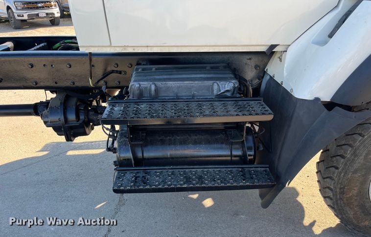 image for item ED2195 2006 International 7300  truck cab and chassis