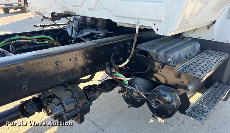 image for item ED2195 2006 International 7300  truck cab and chassis