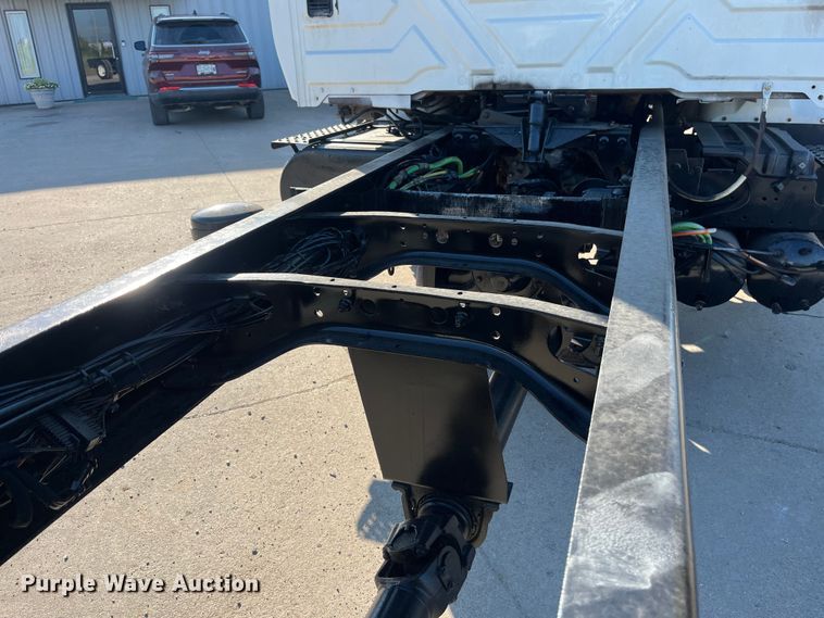 image for item ED2195 2006 International 7300  truck cab and chassis