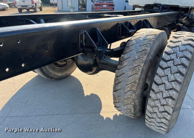 image for item ED2195 2006 International 7300  truck cab and chassis