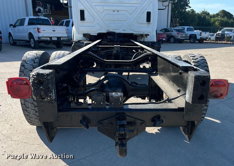 image for item ED2195 2006 International 7300  truck cab and chassis