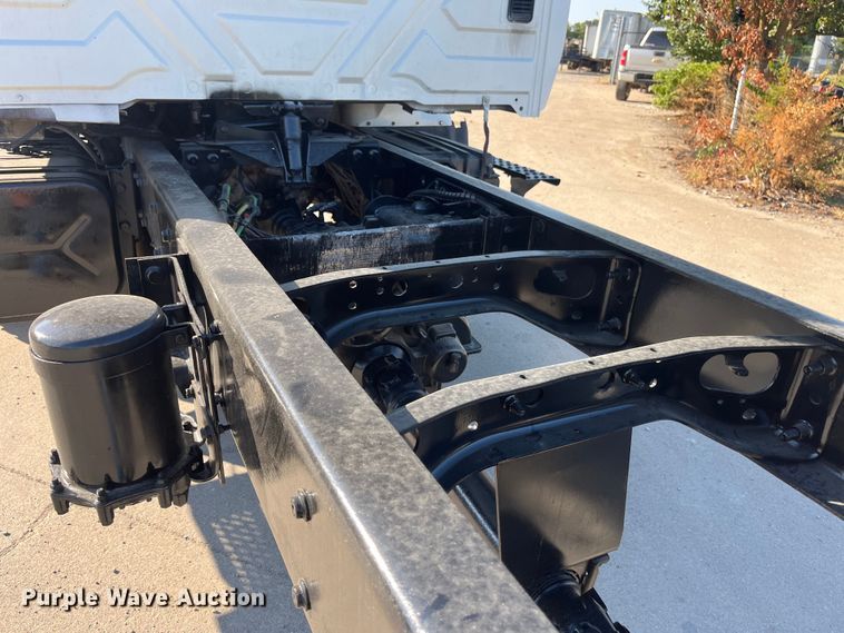 image for item ED2195 2006 International 7300  truck cab and chassis