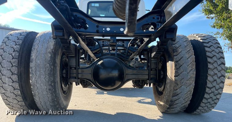 image for item ED2195 2006 International 7300  truck cab and chassis