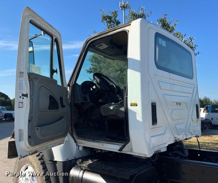 image for item ED2195 2006 International 7300  truck cab and chassis