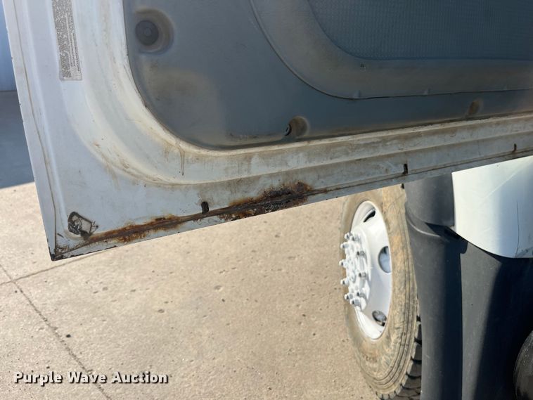 image for item ED2195 2006 International 7300  truck cab and chassis