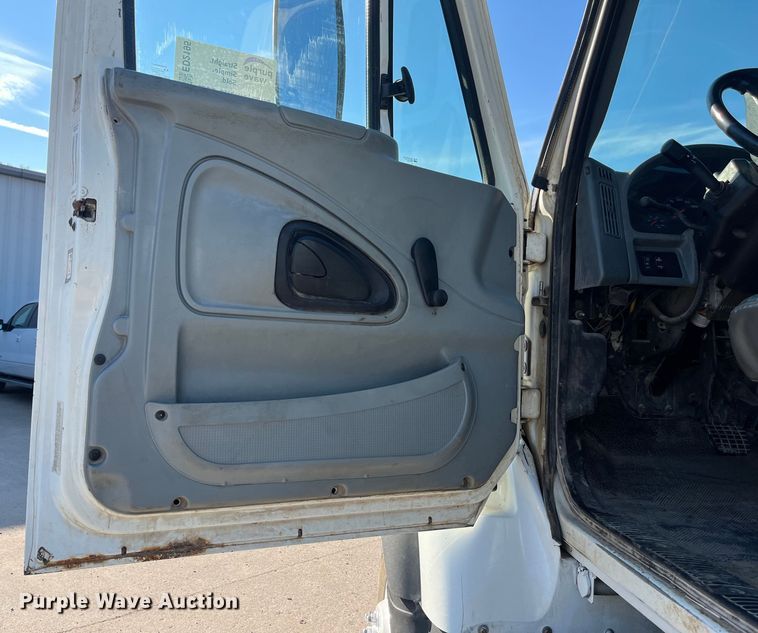 image for item ED2195 2006 International 7300  truck cab and chassis