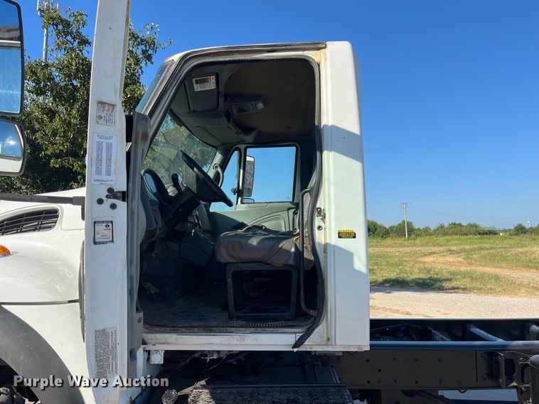 image for item ED2195 2006 International 7300  truck cab and chassis