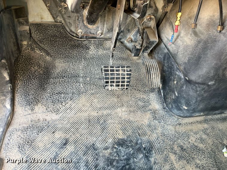 image for item ED2195 2006 International 7300  truck cab and chassis