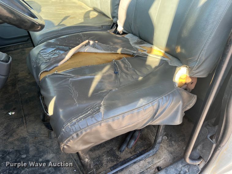 image for item ED2195 2006 International 7300  truck cab and chassis