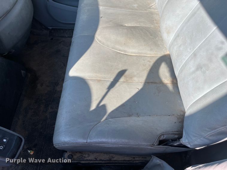 image for item ED2195 2006 International 7300  truck cab and chassis