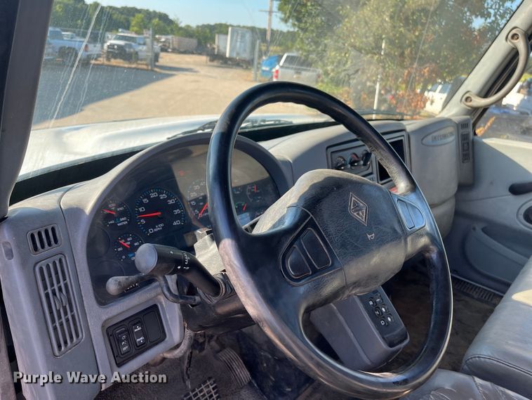 image for item ED2195 2006 International 7300  truck cab and chassis