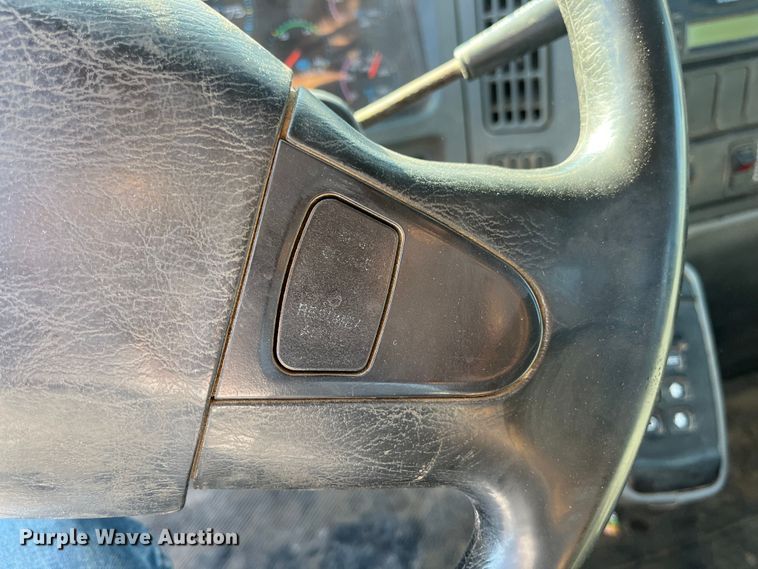 image for item ED2195 2006 International 7300  truck cab and chassis