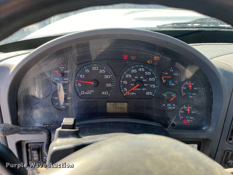 image for item ED2195 2006 International 7300  truck cab and chassis