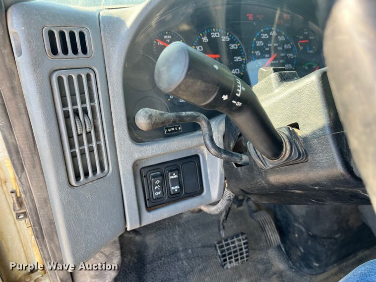 image for item ED2195 2006 International 7300  truck cab and chassis