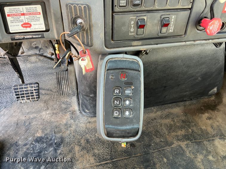 image for item ED2195 2006 International 7300  truck cab and chassis