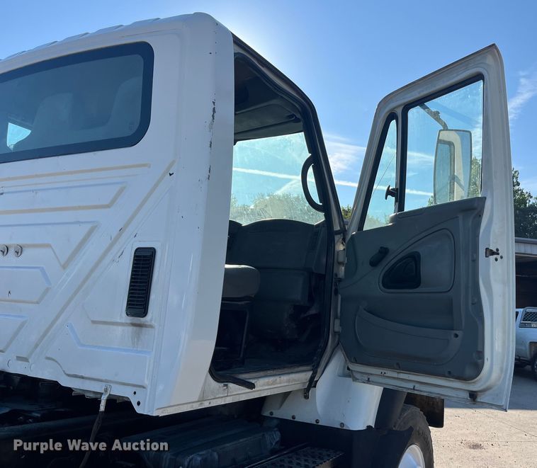 image for item ED2195 2006 International 7300  truck cab and chassis