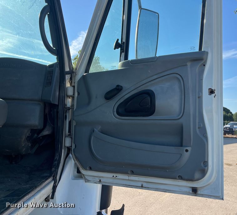 image for item ED2195 2006 International 7300  truck cab and chassis