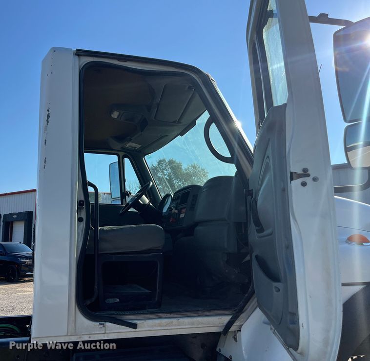 image for item ED2195 2006 International 7300  truck cab and chassis