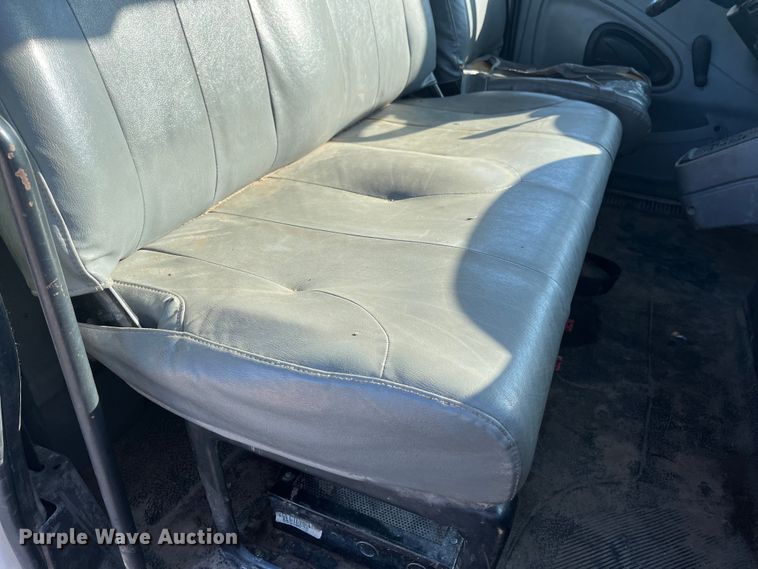 image for item ED2195 2006 International 7300  truck cab and chassis