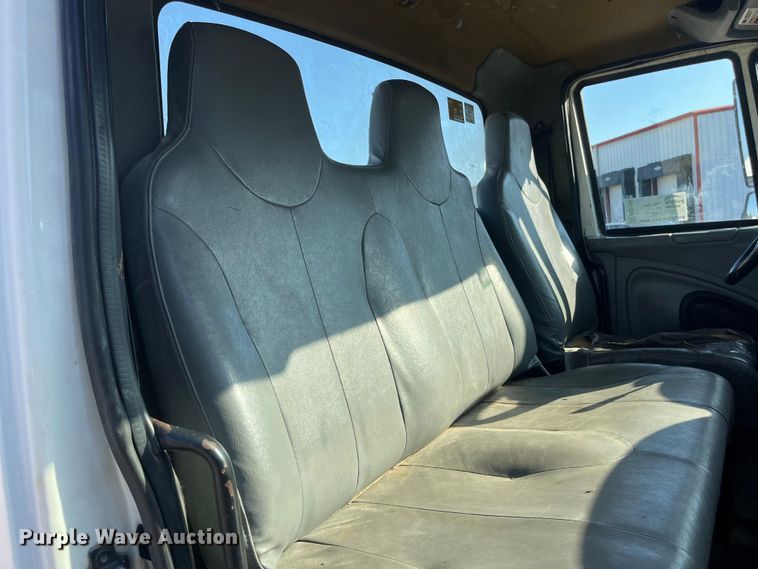 image for item ED2195 2006 International 7300  truck cab and chassis