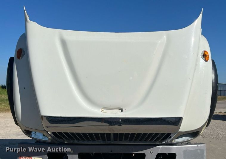 image for item ED2195 2006 International 7300  truck cab and chassis