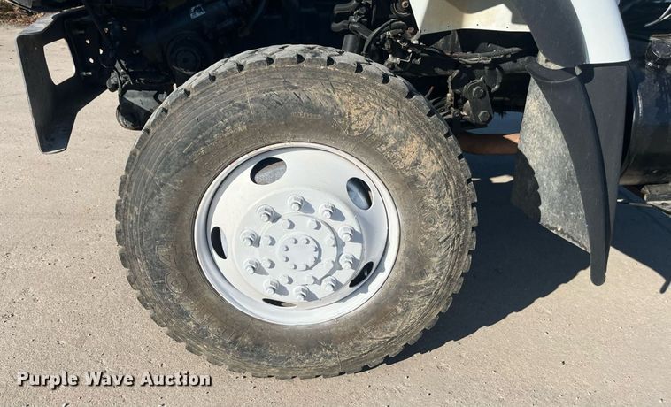 image for item ED2195 2006 International 7300  truck cab and chassis