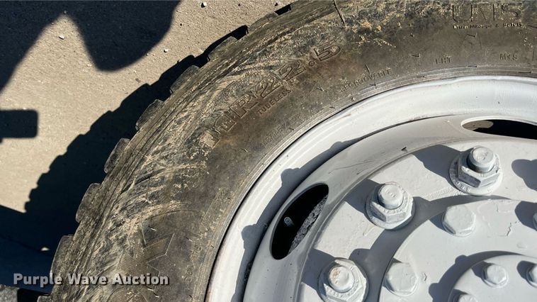 image for item ED2195 2006 International 7300  truck cab and chassis