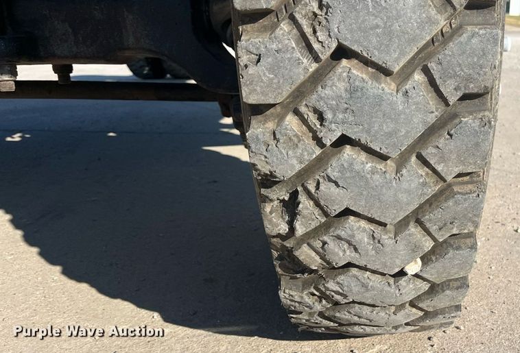 image for item ED2195 2006 International 7300  truck cab and chassis