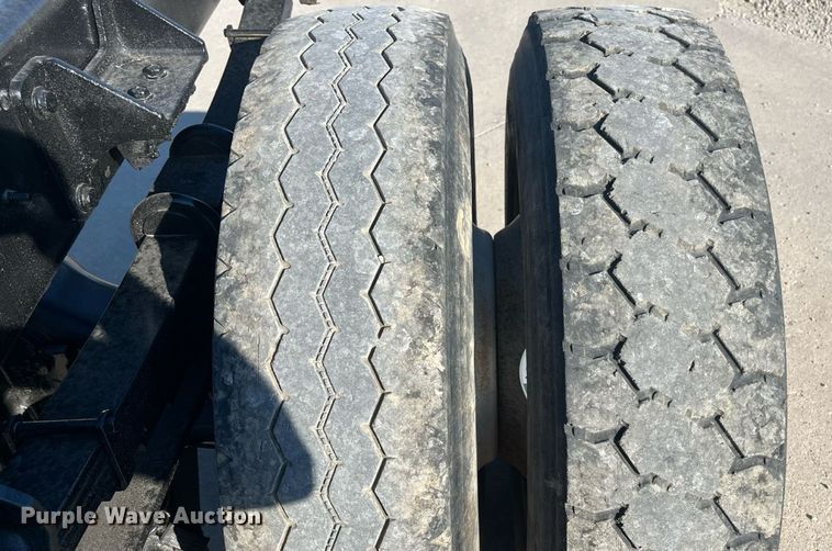 image for item ED2195 2006 International 7300  truck cab and chassis